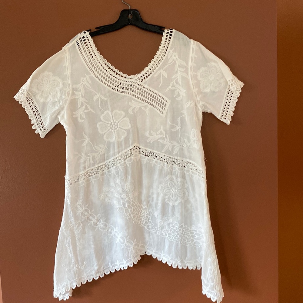 Arianna by Howards size S, 100% cotton blouse with lace and floral detailing.